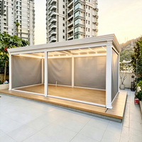 Pergola bioclimatique motorisée en aluminium avec panneau de confidentialité à lattes verticales, toit à lamelles électriques, pergolas en aluminium