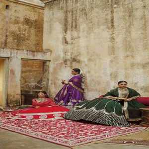 ชุดเลเฮนกาโชลีสุดหรูพร้อมผ้าคลุมไหล่สำหรับผู้หญิง ออกแบบมาสำหรับงานหมั้น งานเทศกาล และโอกาสทางวัฒนธรรม - Product Image 2