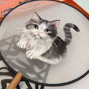 Éventail en bambou brodé, motif floral traditionnel, écologique, portable, artisanal, style Japandi, motifs sculptés publicitaires - Product Image 1