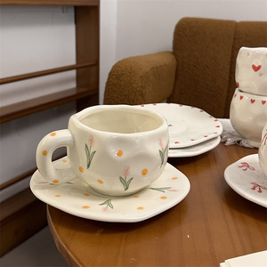 Set di Tazza da Caffè in Ceramica Dipinta a Mano con Piattino e Vassoio, Design Floreale Originale per Tè e Latte - Product Image 4