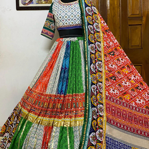 Colección de ropa de diseñador Trabajo bordado de secuencia pesada Georgette Lehengha Choli Set Ropa tradicional para bodas - Product Image 1