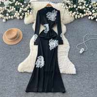 Robe longue sirène élégante pour femme à manches longues et col montant avec applique florale blanche et taille découpée pour les fêtes et le quotidien