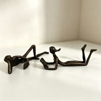 Statue de couple abstrait lisant un livre, figurine en fer massif faite à la main, décoration de bureau à domicile, sculpture romantique d'amoureux lisant, cadeau