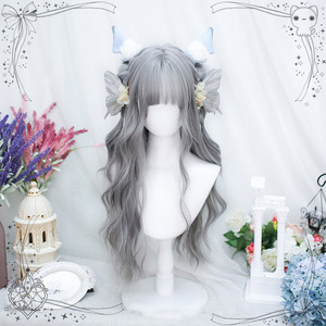 Peluca larga y rizada estilo Lolita, cabello ondulado gris, con flequillo lateral, línea de cabello natural, densidad del 130%, fibra Kanekalon - Product Image 3