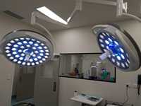 Lampe LED Chirurgicale Médicale Scialytique Plafonnier pour Salle d'Opération avec Caméra