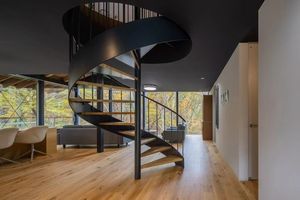 Grande maison moderne en <span class=keywords><strong>bois</strong></span> avec un extérieur noir, nature intégrée et forêt tranquille, résidence préfabriquée isolée simple - Product Image 6