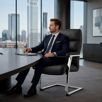 Fauteuil d'invité cantilever à assise profonde en cuir PU noir et gris, dossier segmenté haut, base chromée type traîneau, pour salle de réunion et conférence 1026