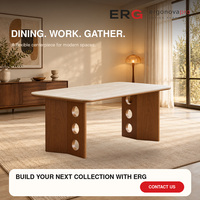 Table à manger de style crème français avec base en bois massif et plateau en pierre frittée aspect travertin pour petit appartement