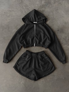 Ensemble décontracté pour femme : Crop top et short confortable, survêtement personnalisé avec logo, sweat à capuche zippé et short - Product Image 1