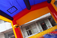 Château gonflable combiné avec toboggan et parcours d'obstacles