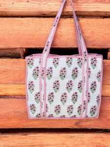 กระเป๋าผ้าฝ้ายลายควิลท์แบบสบายๆ พร้อมลายพิมพ์ดอกไม้ด้วยมือ เหมาะสำหรับการเดินทางในชีวิตประจำวันและของใช้จำเป็นในชีวิตประจำวัน - Product Image 4