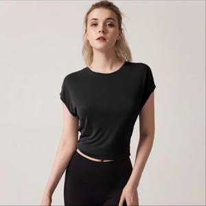 Camiseta de yoga para mujer al por mayor con espalda cruzada y abierta, top deportivo holgado de manga corta para gimnasio, entrenamiento, pilates, OEM ODM - Product Image 1