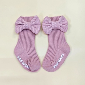 Ensemble bonnet turban et chaussettes avec nœud décoratif pour bébés et jeunes enfants, idéal pour le confort quotidien au printemps et à l'automne - Product Image 5