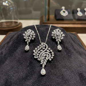 Vente en gros de boucles d'oreilles et pendentif en or 18 carats avec diamants naturels, ensemble de bijoux luxueux pour femmes, idéal pour les mariages, les cadeaux et les occasions spéciales - Product Image 3