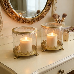 Pot à bougie en verre de style européen avec base en métal doré, porte-bougie rond pour la décoration de la chambre à coucher et de la table de maquillage - Product Image 1