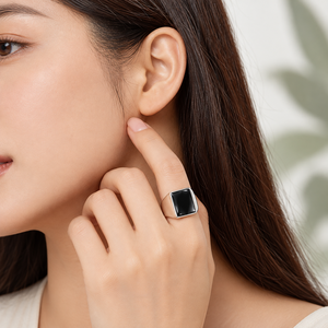 Anillo de Sello Rectangular Negro de Acero Inoxidable con Tono Plateado y Acrílico Negro - Product Image 5