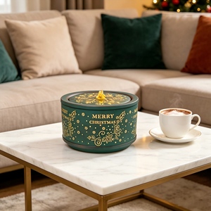 Fontana d'Acqua da Tavolo Natalizia con Scritta '<span class=keywords><strong>Buon</strong></span> <span class=keywords><strong>Natale</strong></span>' in Lettere Dorate e Bacche di Agrifoglio, Decorazione Festiva per Interni - Product Image 1