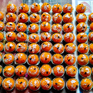Bougie parfumée en forme de Laddu Motichoor fabriquée en Inde - Bougie artisanale en cire de soja pour Diwali - Meilleur prix - Cadeau - Product Image 1