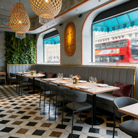 Ensemble de chaises de banquettes en cuir gris foncé de style européen avec structure métallique et table en bois pour café, restaurant, cafétéria, hôtel