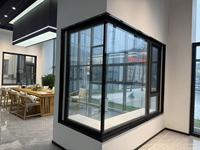 Ventana Esquinera de Aluminio con Doble Función de Inclinación y Giro para una Ventilación Versátil