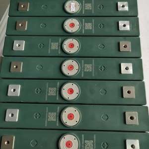 Hochwertige prismatische Lithium-Ionen-LiFePO4-Batteriezellen mit 3,2 V und 100Ah 3C-Entladung für 5kW 10kW Solaranlage EV-Energie speicher - Product Image 4