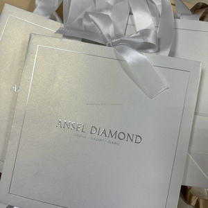 Sac en papier personnalisé de luxe gaufré en argent avec poignée en ruban emballage de logo pour les cosmétiques pour la promotion et le shopping - Product Image 2