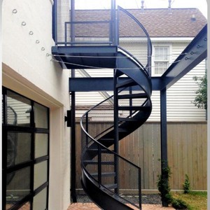 Escalera de caracol de hierro para exteriores con estructura de acero y barandillas ornamentadas para acceso a jardín o terraza - Product Image 2