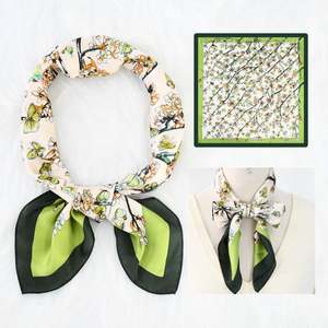 Foulard carré en soie élégant et polyvalent pour femme, imprimé trèfle à quatre feuilles, 70*70 cm, vente en gros YKH0096 - Product Image 2