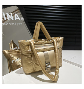 महिलाओं के लिए 2025 नया रचनात्मक डिजाइन पफी क्लच बैग फैशन बड़े कपास क्विकटेड नरम हैंडल काम टोटे बैग लैपटॉप बैग - Product Image 4