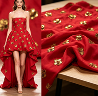Tissu satiné rouge mat vibrant avec broderie de sequins et perles dorées pour tenues de cérémonie pour garçons et robes de soirée/Qipaos