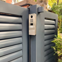 Porte coulissante en acier galvanisé en alliage d'aluminium, couleur noire personnalisée, panneaux à lamelles horizontales, système intelligent, appartement écologique, villa