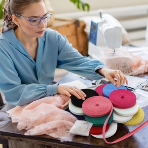 เทปผ้าทวิลลายทางคุณภาพสูงจากโรงงานโดยตรง ขนาด 12 มม. <span class=keywords><strong>1</strong></span>/2 นิ้ว แบบพับเดี่ยว 100% โพลีเอสเตอร์ 10 สี แต่ละสี 18 หลา สำหรับเย็บขอบ - Product Image 6