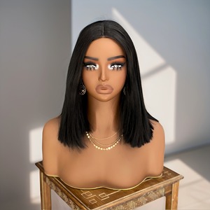 Cabeza de maniquí femenino al por mayor con hombros y maquillaje - Product Image 1