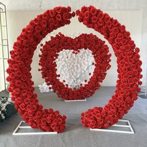 D-HOA064 Arco de flores artificiales rojas al por mayor, arco de flores de cuerno hecho a mano, arco de flores de cuerno con rosas, decoración de boda de seda - Product Image 1