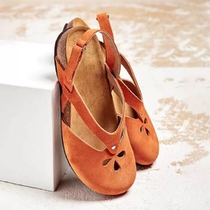 Sandalias Retro Elegantes de Corcho con Punta Cerrada para Mujer, Sandalias Planas de Ante Sintético con Flores Caladas y Hebilla en el Tobillo, Estilo Bailarina - Product Image 1