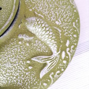 Tetera Japonesa Tetsubin de Hierro Fundido con Diseño de Pez Kio Verde Claro de 800 ml con Colador - Product Image 5