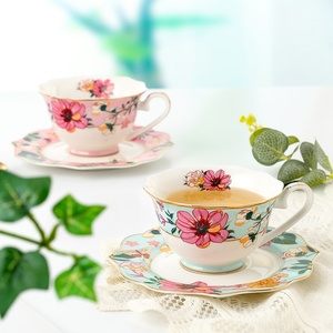 Ensemble de tasses à café et à thé en céramique de style européen, soucoupe à fleurs, boîte cadeau créative pour le thé de l'après-midi, cadeau unique de luxe de petite taille - Product Image 2