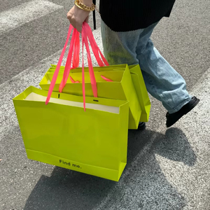Großhandel Luxus Kunstpapier Geschenk-Einkaufstaschen mit Anpassbaren Griffen Recycelbare Verpackung für Unterwäsche Kleidung Schuhe Socken Markenlogo - Product Image 2