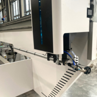 Centre d'usinage CNC pour la découpe, le fraisage et le perçage de profilés aluminium pour fenêtres et portes, avec marquage et coupe sur 4 côtés, et découpe à tout angle.