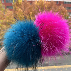 Pompones de piel de mapache Real de 15cm de alta calidad al por mayor de fábrica, bolas de pompón de piel esponjosa de Color personalizado para sombrero con broche - Product Image 3