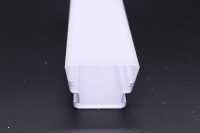 Profil PC Kustom Plastik Ekstrusi Dua Warna Lampshade Pemasangan Strip Lampu Slot Aluminium Alloy Sabuk Lampu Linear