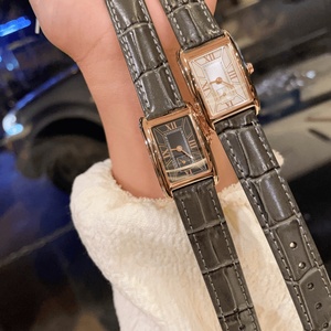 Montre à quartz rectangulaire pour femme, couleur or rose, avec cadran à chiffres romains et bracelet en cuir gris à motif crocodile Longinesing - Product Image 1