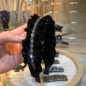 L'elegante forcina pieghettata è Versatile per uscire. È una fascia retrò e un cerchietto di pizzo tempestato di diamanti per impieghi gravosi - Product Image 2