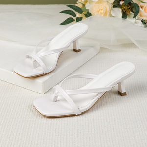 Sandalias de tacón bajo minimalistas para mujer OEM ODM con tira delgada, punta cuadrada abierta, tacón gatito, suela de goma antideslizante, para fiesta y uso casual - Product Image 1