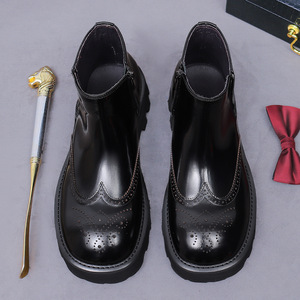 Las botas son ligeras y transpirables, con un diseño de punta redonda. Zapatos de diseñador de lujo para mujer - Product Image 6