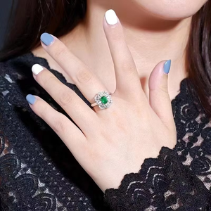 Joyería SGARIT, Anillo de Oro Blanco de 18k con Esmeralda Verde Intensa Natural Afgana de 0.67ct, Certificado GUILD, para Mujer - Product Image 4