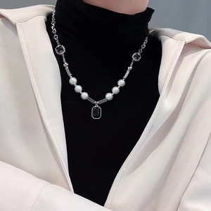 <span class=keywords><strong>Collar</strong></span> de <span class=keywords><strong>cadena</strong></span> con cuentas de <span class=keywords><strong>perlas</strong></span> y diamantes de imitación estilo barroco para <span class=keywords><strong>hombre</strong></span>, moderno, de aleación plateada, con colgante geométrico negro. - Product Image 2
