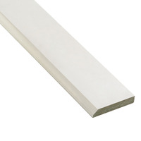 Plinthe en MDF blanc apprêté pour moulures, encadrements de portes et fenêtres, et finitions intérieures