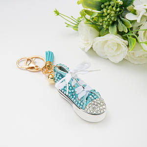 Llavero PK <span class=keywords><strong>2026</strong></span> con colgante de zapatos metálicos estilo europeo, pequeños diamantes de imitación, base plana brillante, venta directa de fábrica - Product Image 4