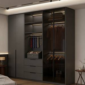 Armario de Dormitorio BALOM Hecho a Medida, Paneles de Tono Oscuro y Puerta Corredera de Vidrio Esmerilado, Sistema de Guardarropa de Lujo con Iluminación LED Integrada - Product Image 5